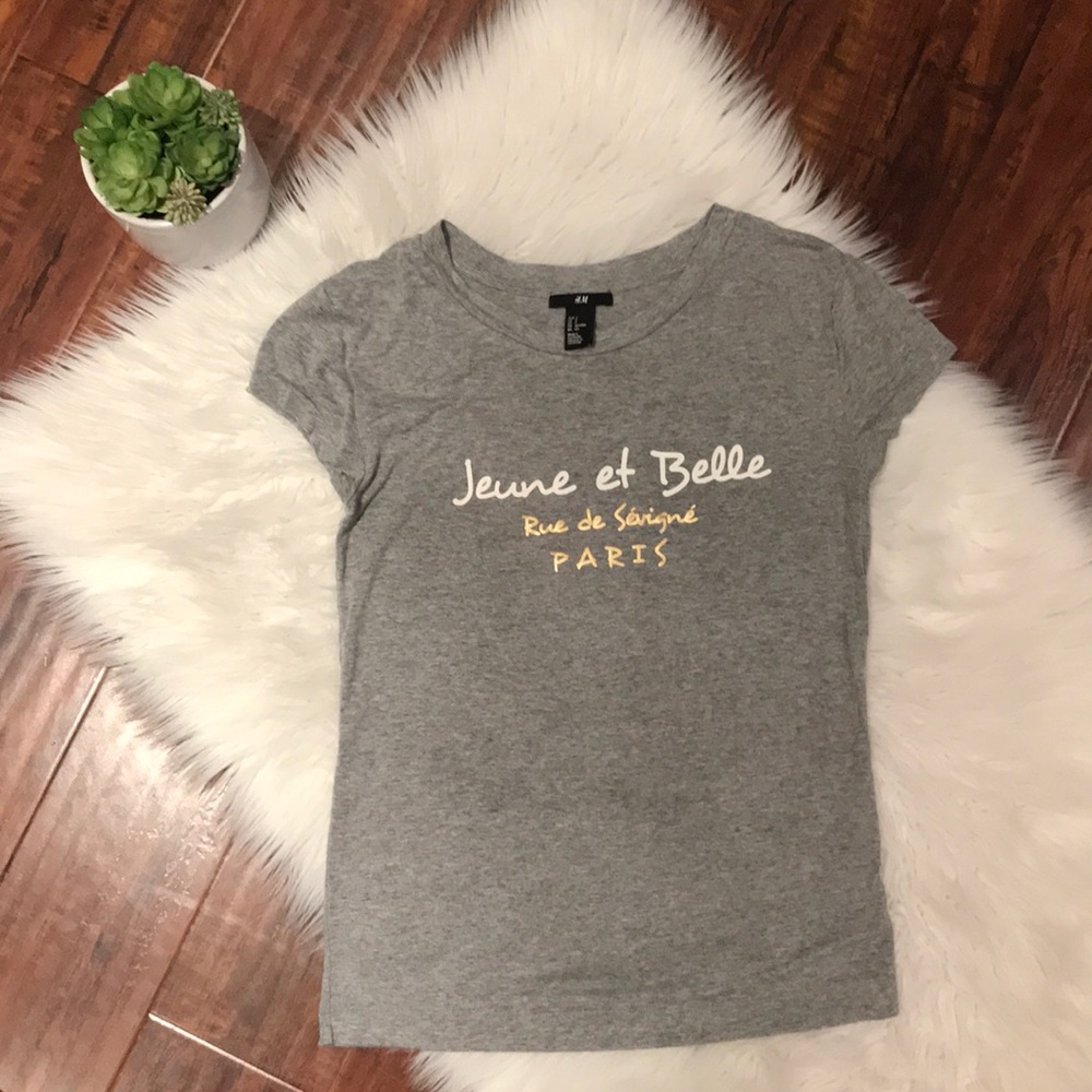 Gray shirt sleeve graphic tee!